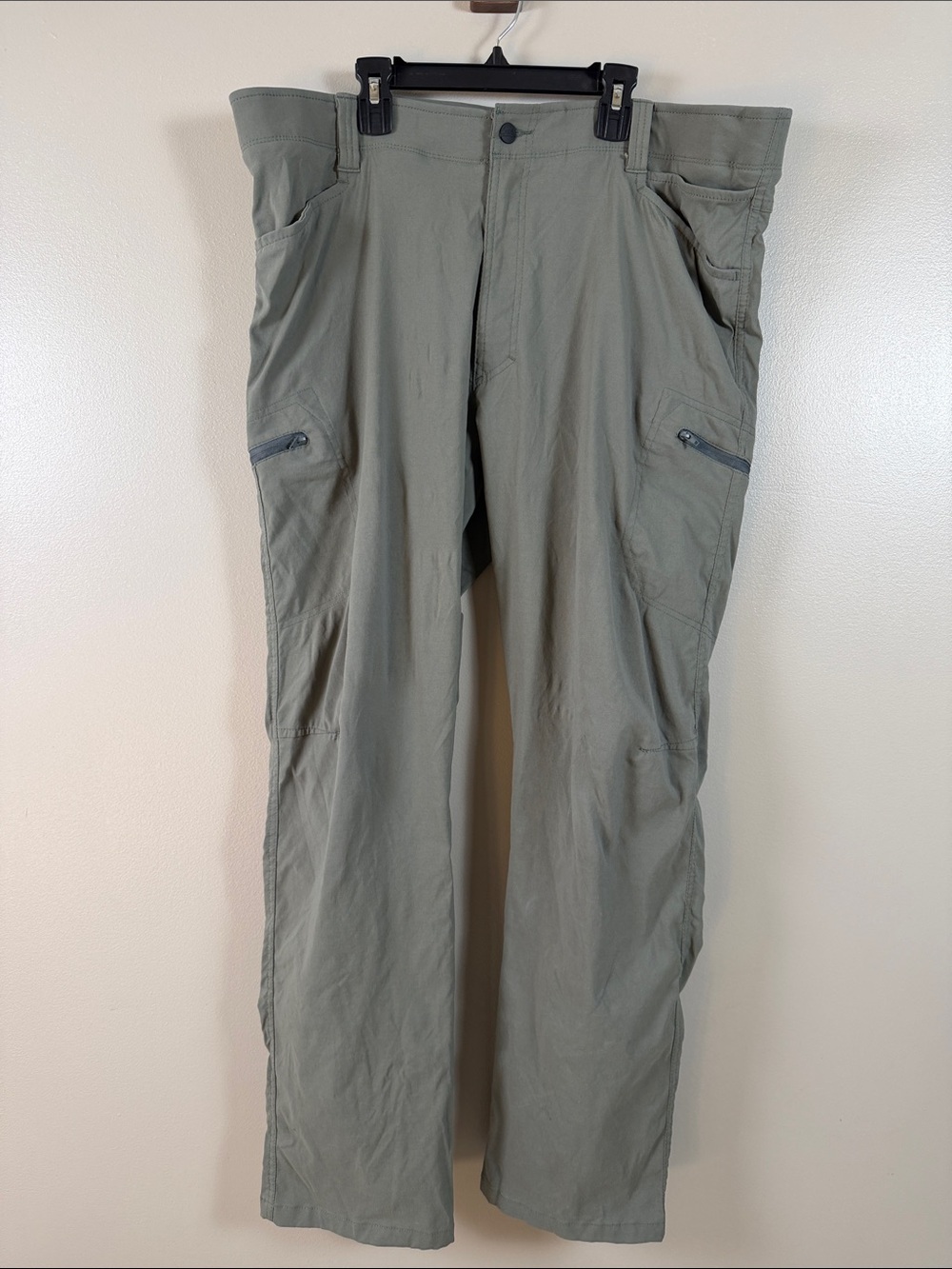 Wrangler Men's Cargo Pants in Sage (Olive Gray)